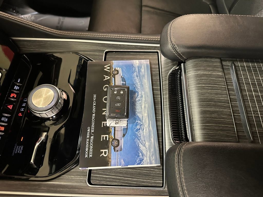 Certified 2024 Jeep Wagoneer Series II w/ Flexible Seating Group AWD/4WD image 47