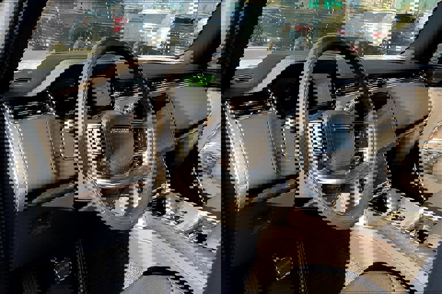 New 2025 Land Rover Range Rover SE image 8