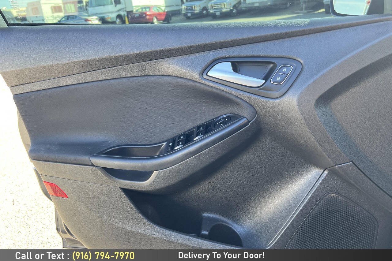 Used 2016 Ford Focus SE w/ SE Sport Package FWD image 18