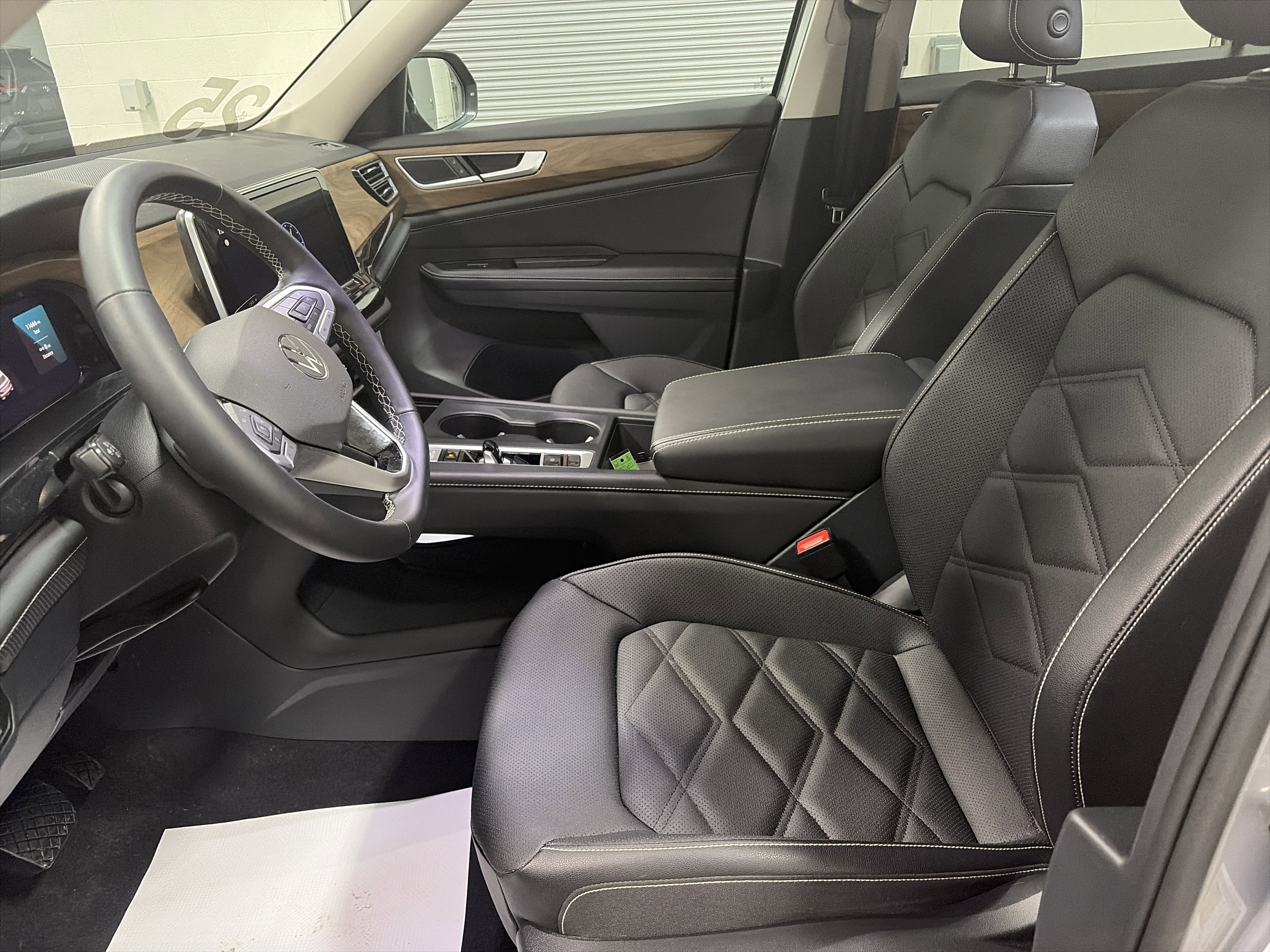 Certified 2025 Volkswagen Atlas SE image 11