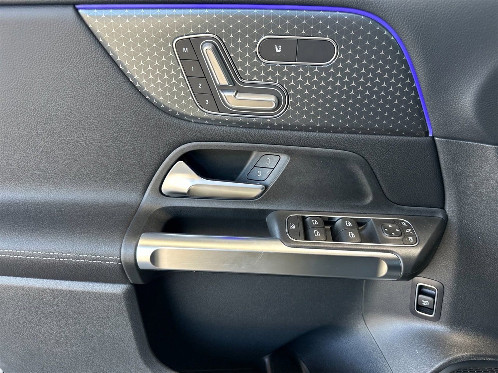 New 2025 Mercedes-Benz GLB 250 4MATIC image 11