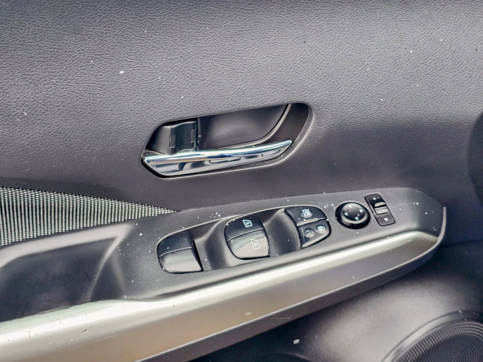 Used 2018 Nissan Kicks SV image 12