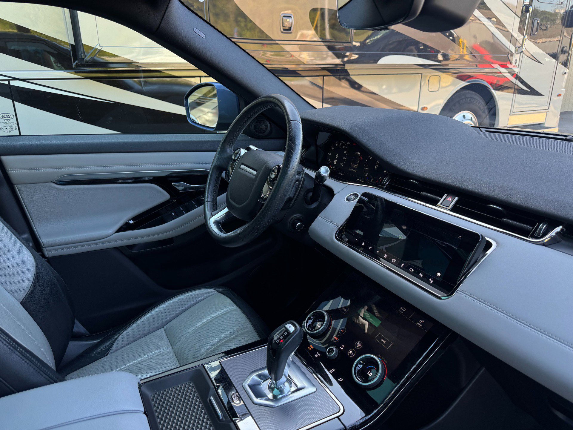 Used 2020 Land Rover Range Rover Evoque R-Dynamic SE image 31