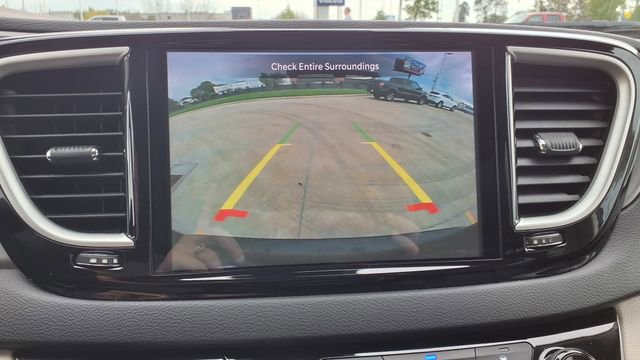 Used 2022 Chrysler Pacifica Touring-L image 27