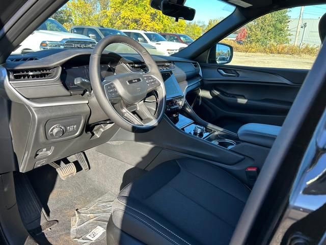 New 2025 Jeep Grand Cherokee 4WD image 11