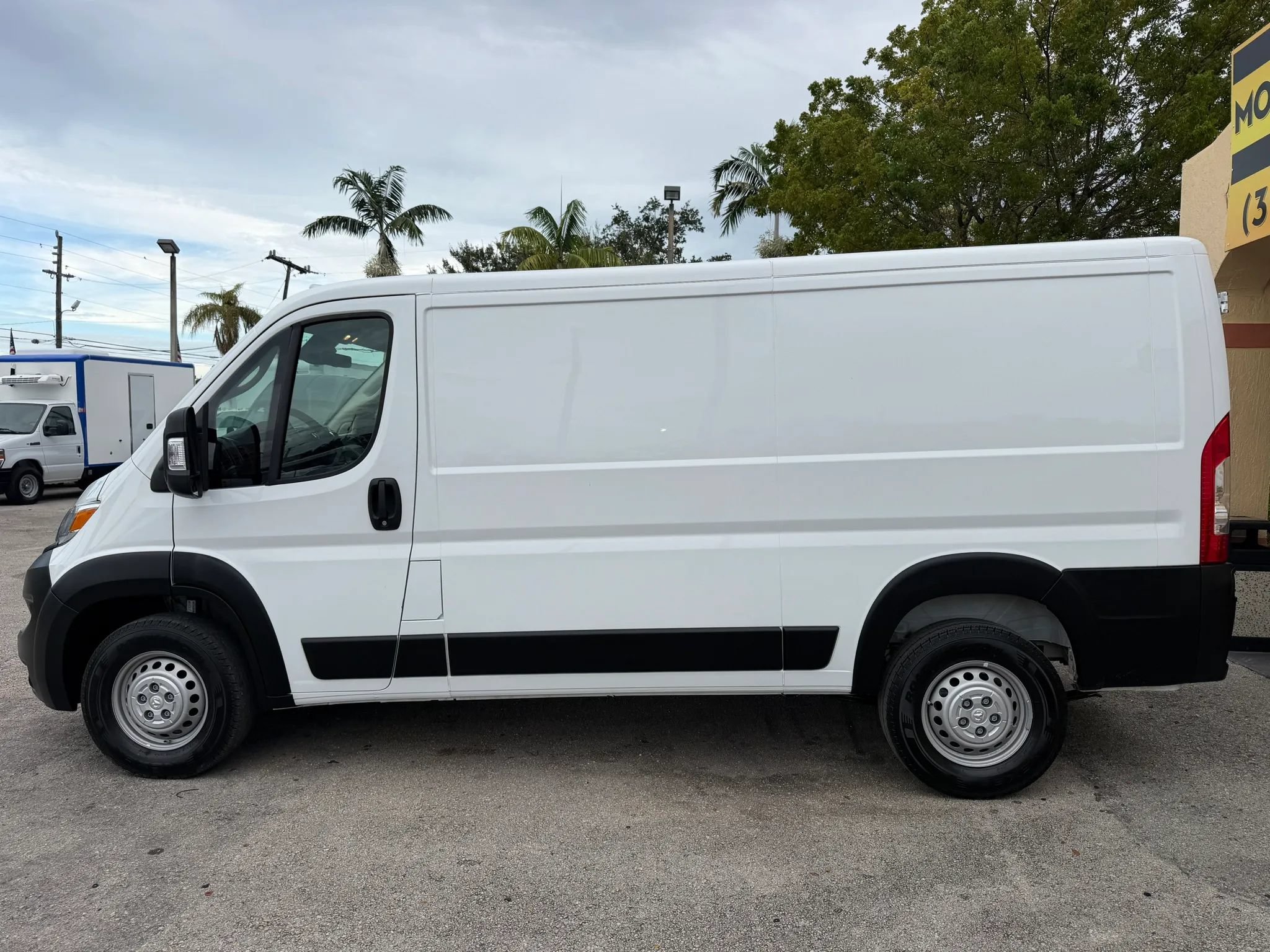 Used 2024 RAM ProMaster 2500 136 w/ Safety Group FWD image 2