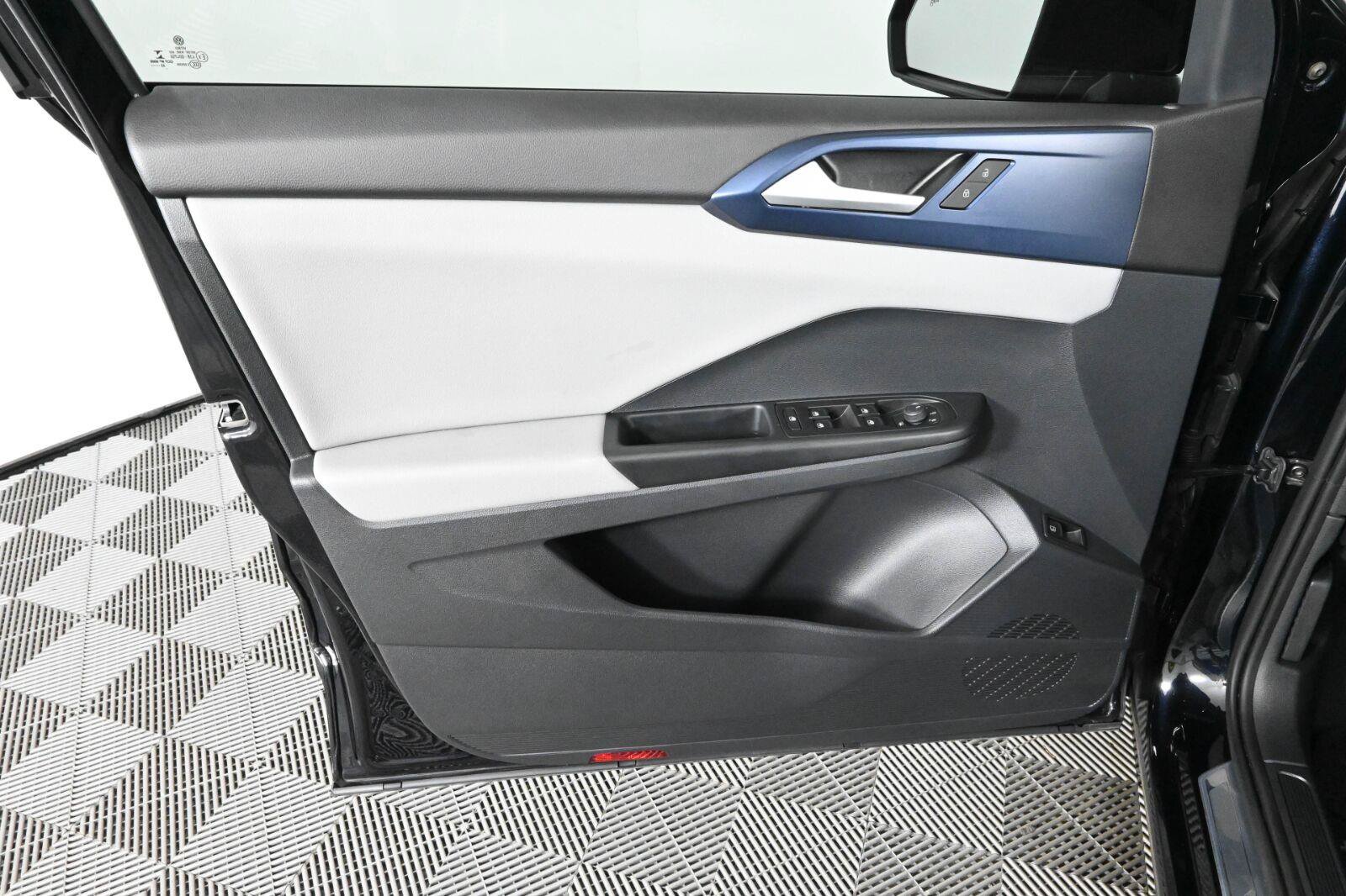 Certified 2023 Volkswagen Taos SE FWD image 18