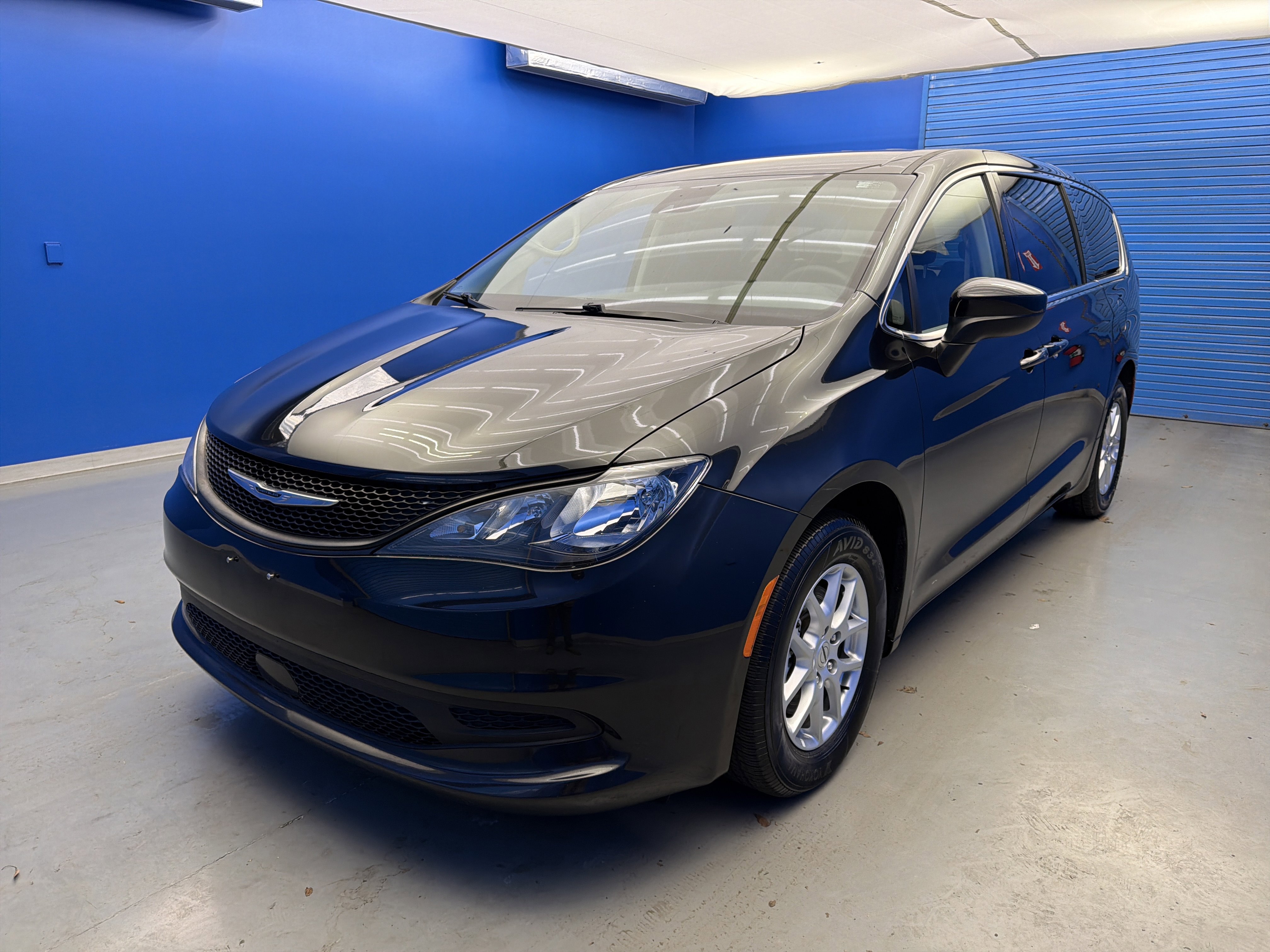 Used 2023 Chrysler Voyager LX image 4