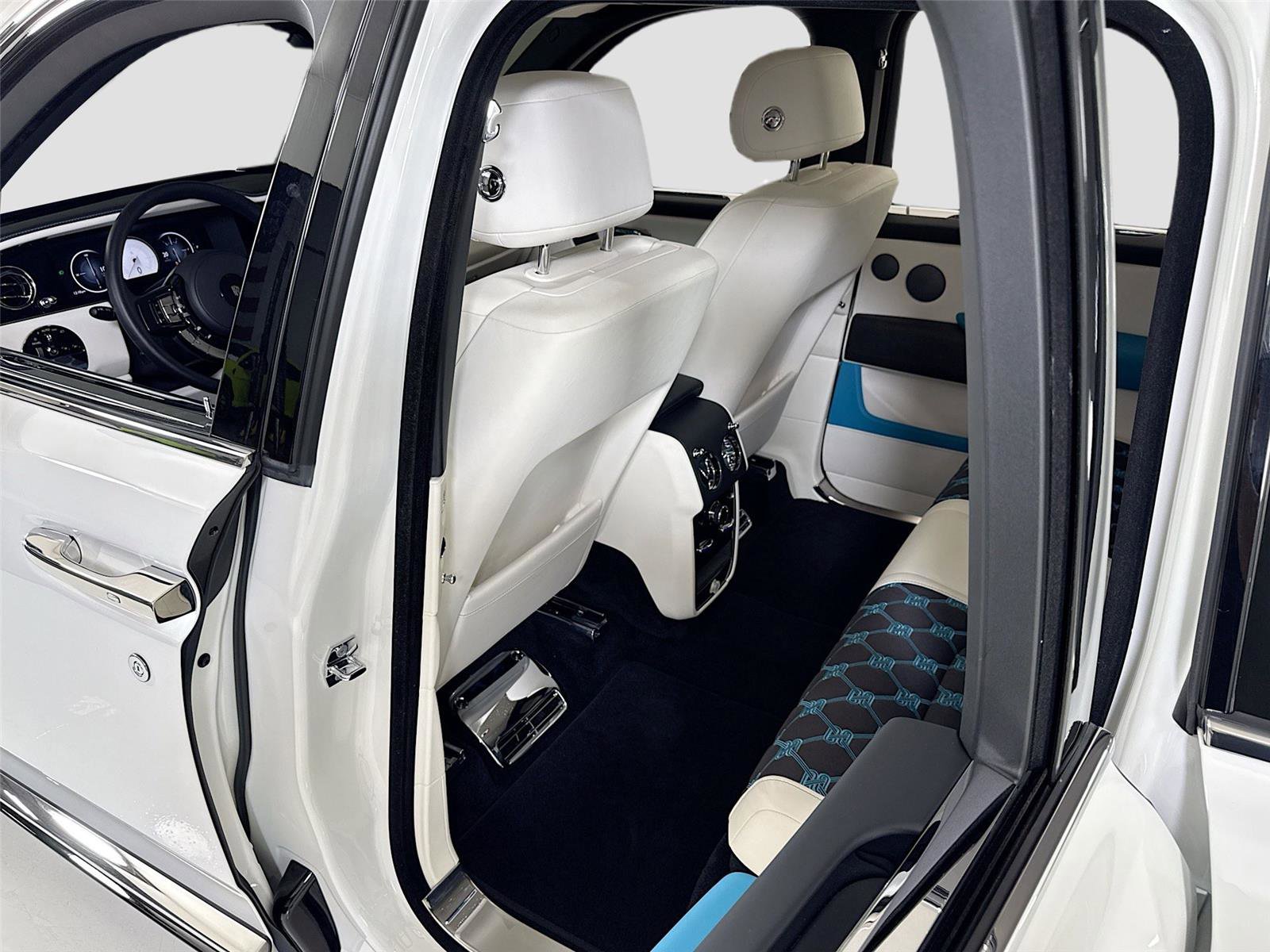 Used 2025 Rolls-Royce Cullinan AWD/4WD image 27