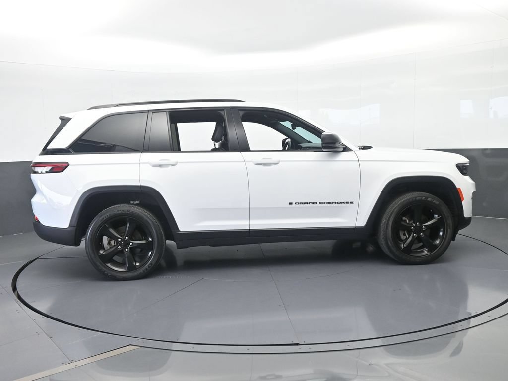 Used 2024 Jeep Grand Cherokee Altitude RWD image 7
