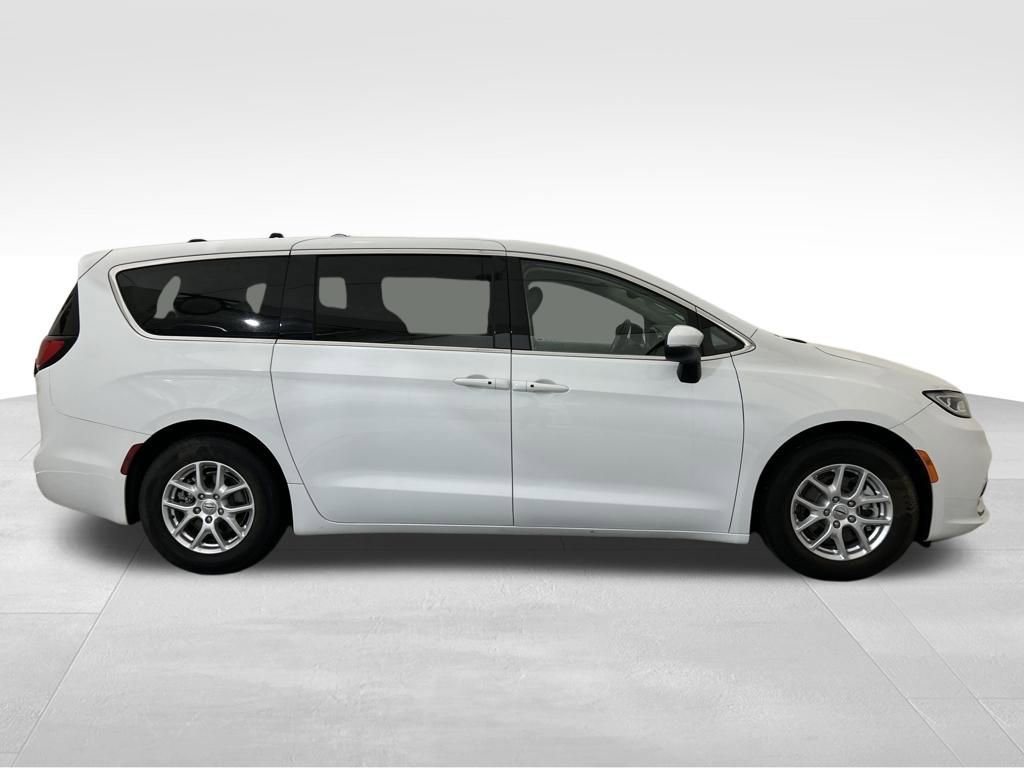 Used 2023 Chrysler Pacifica Touring-L FWD image 7