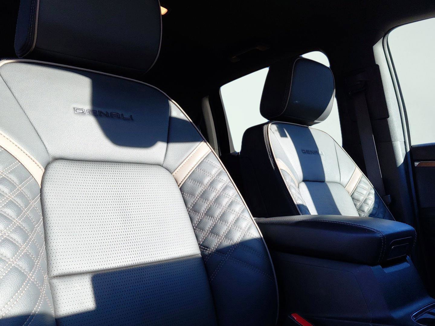 Used 2024 GMC Canyon Denali image 11