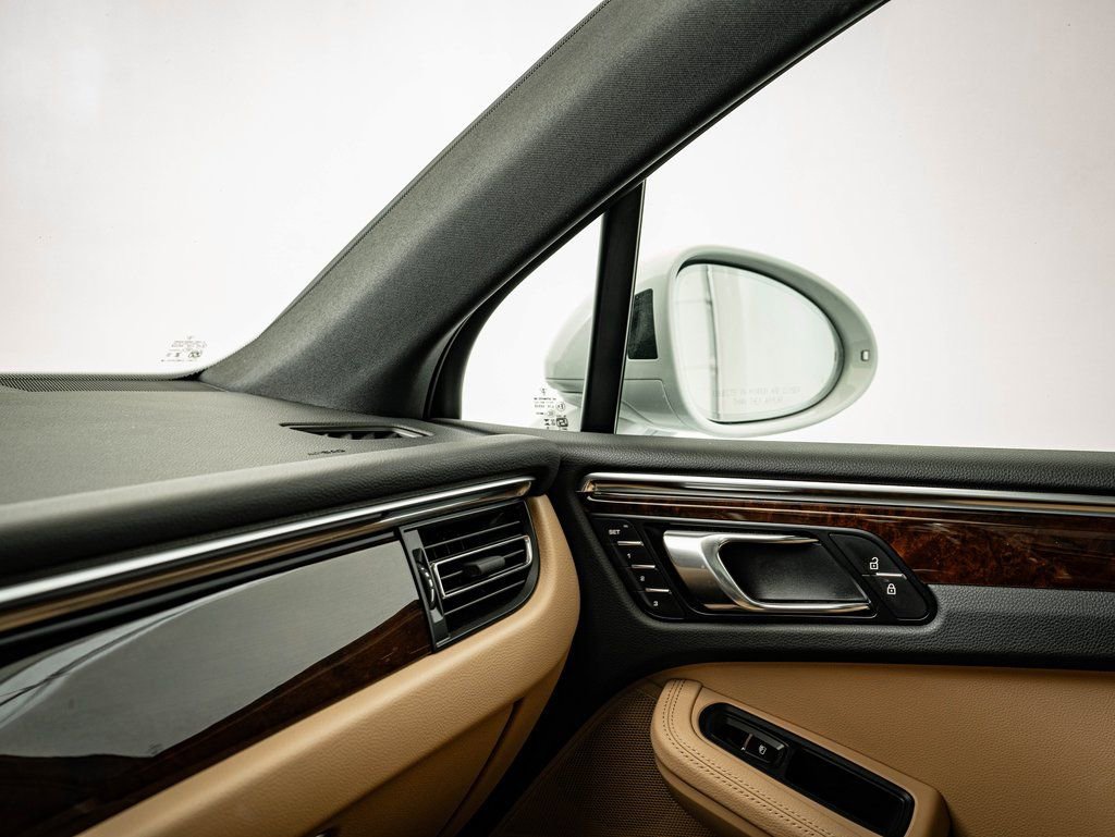 Certified 2025 Porsche Macan image 46