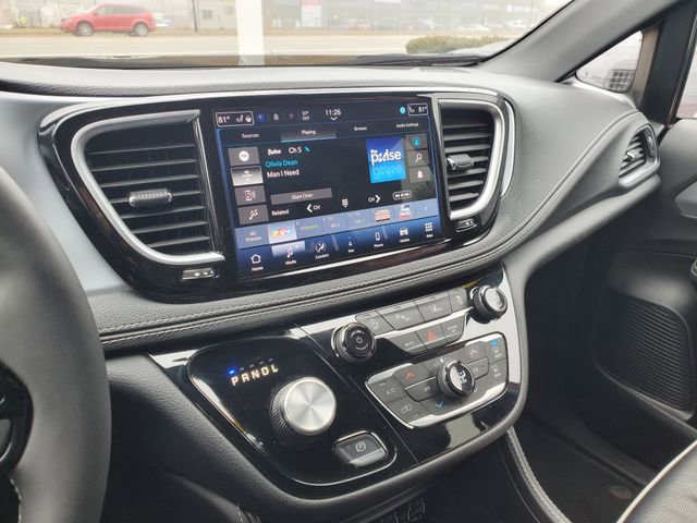 Used 2025 Chrysler Pacifica Limited image 30