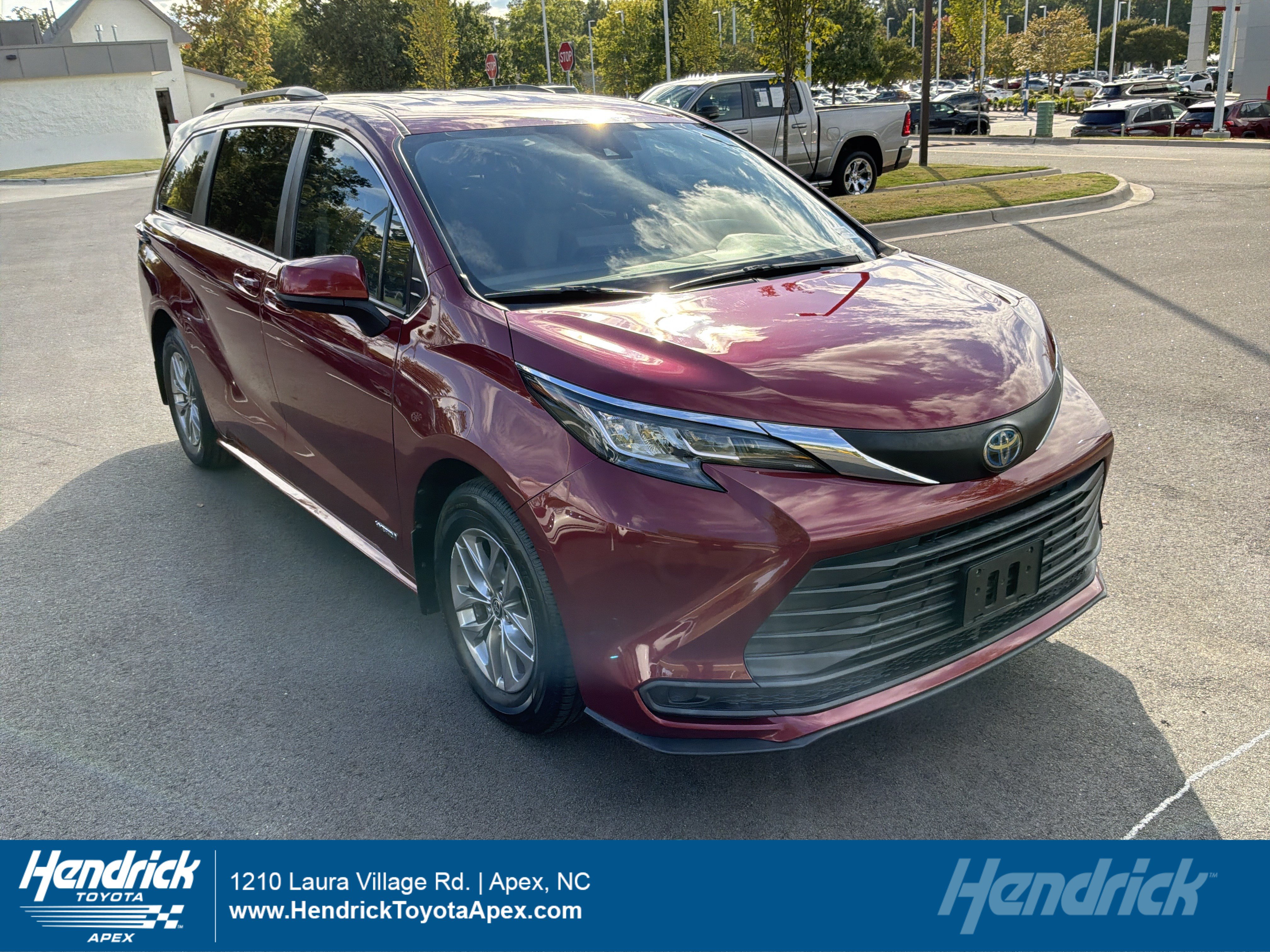 Used 2021 Toyota Sienna LE AWD/4WD image 1