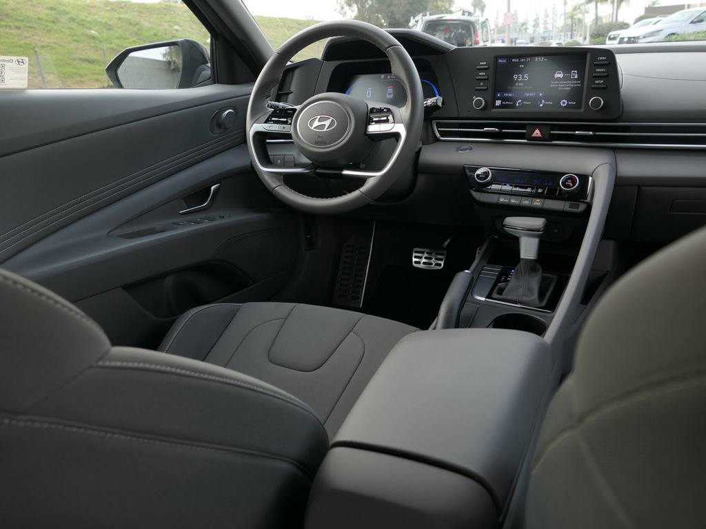 Certified 2025 Hyundai Elantra Sport image 22