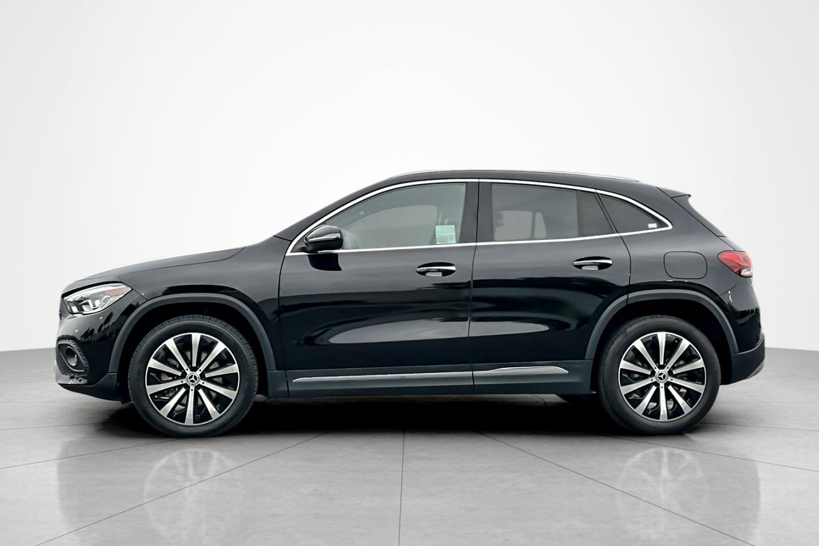 Used 2023 Mercedes-Benz GLA 250 4MATIC w/ Premium Package image 2