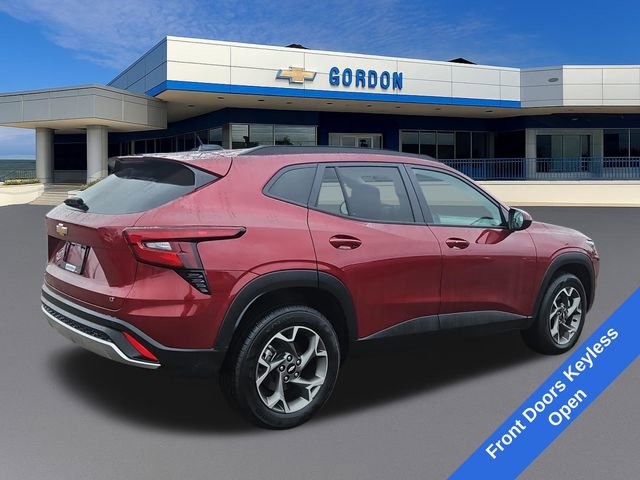 Used 2025 Chevrolet Trax LT w/ LT Convenience Package image 9