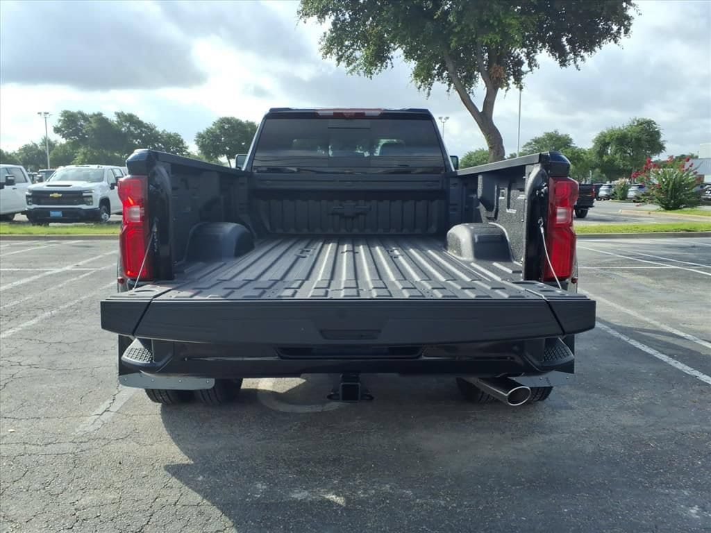 New 2026 Chevrolet Silverado 3500 High Country w/ Technology Package AWD/4WD image 12