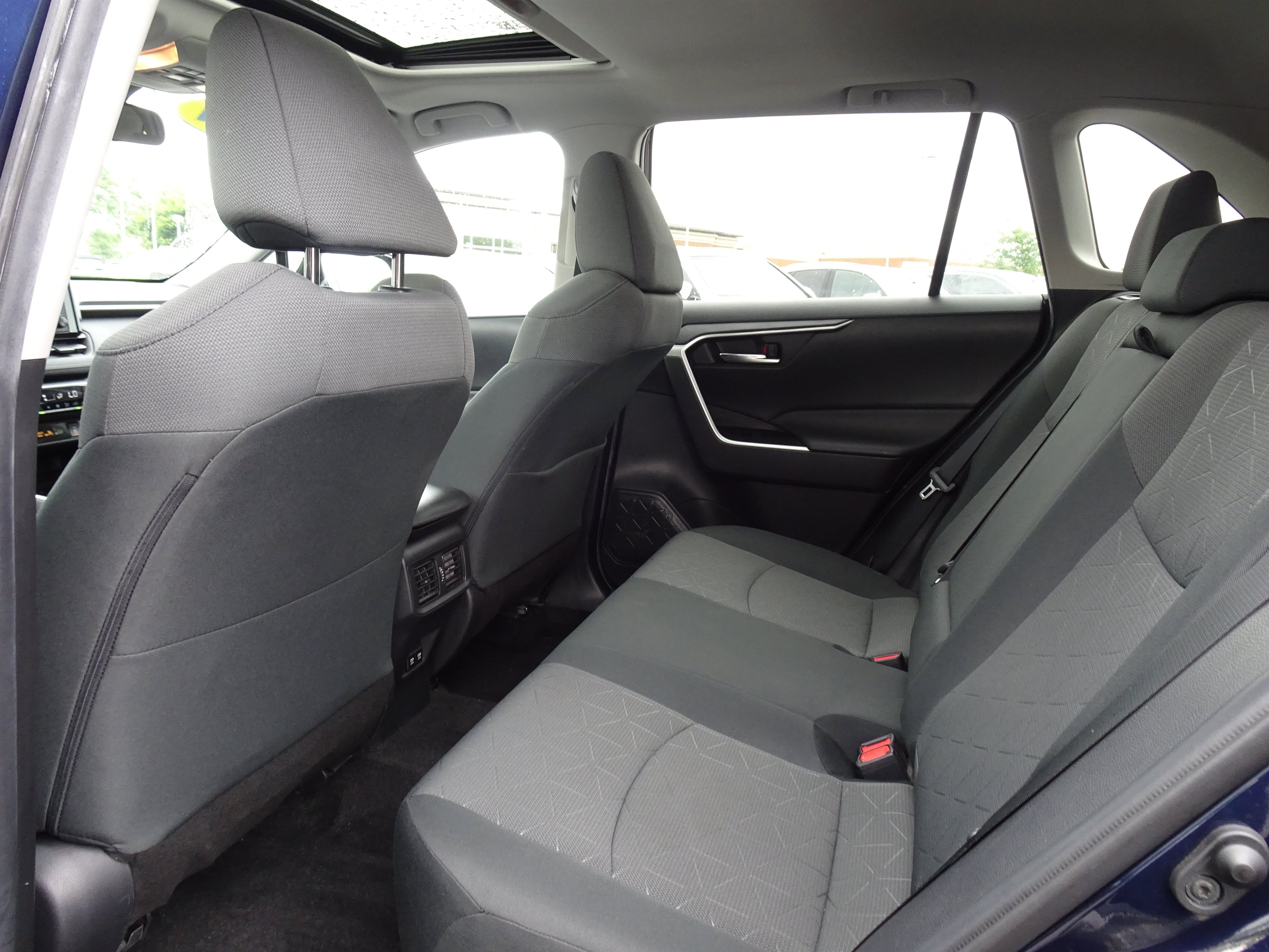 Used 2021 Toyota RAV4 XLE w/ Convenience Package AWD/4WD image 11