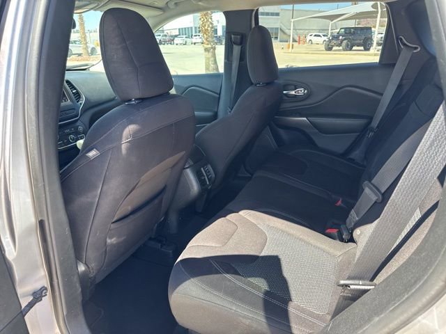 Used 2019 Jeep Cherokee Latitude w/ Popular Appearance Group FWD image 8