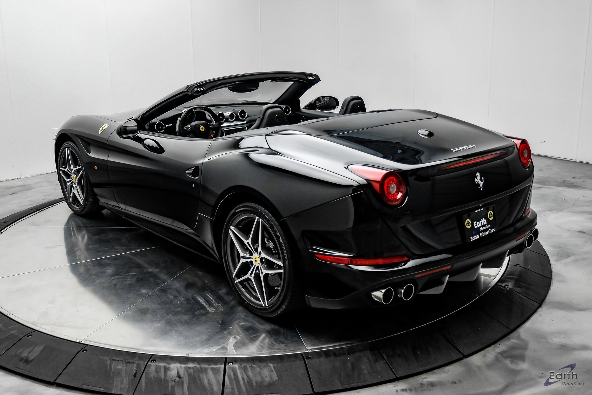 Used 2016 Ferrari California T image 11