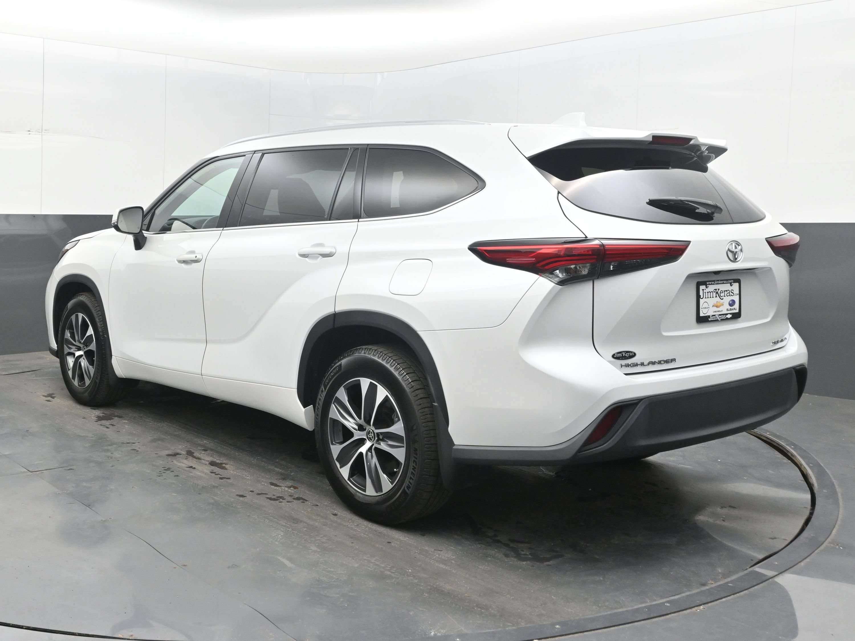 Used 2022 Toyota Highlander XLE AWD/4WD image 8