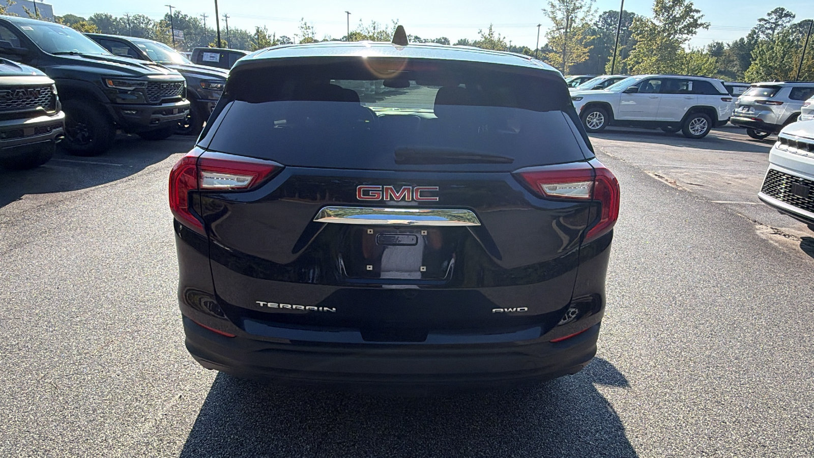 Used 2024 GMC Terrain SLE AWD/4WD image 9