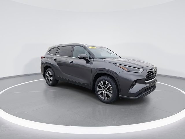 Used 2024 Toyota Highlander XLE image 3