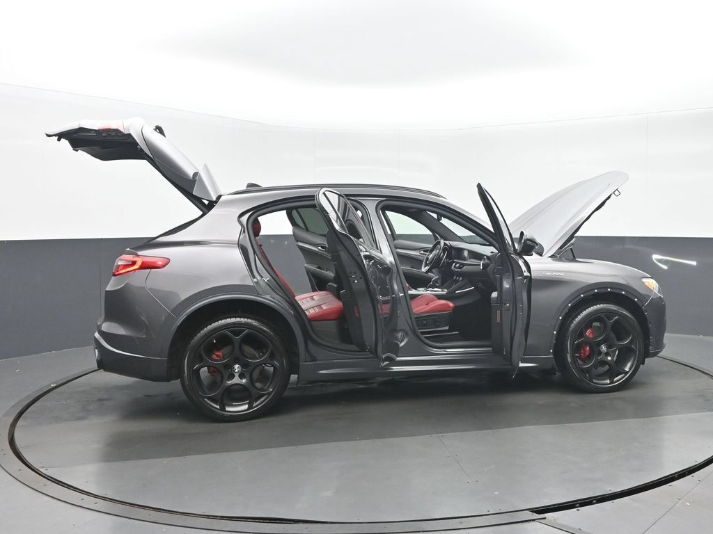 Used 2022 Alfa Romeo Stelvio Veloce AWD/4WD image 39