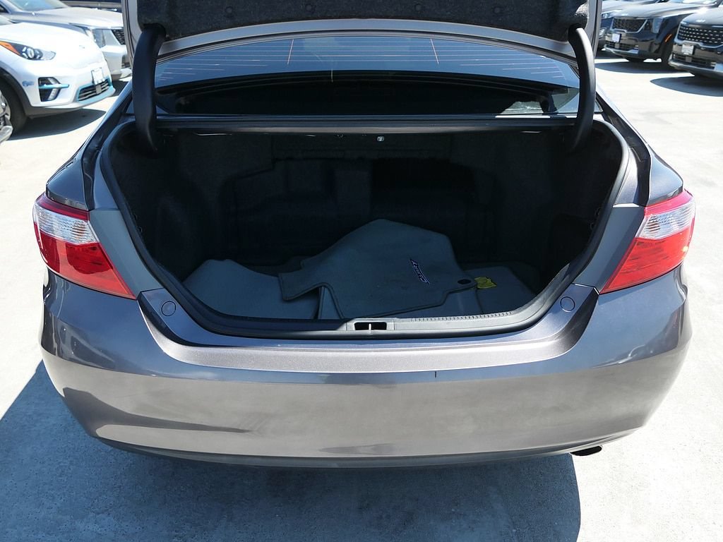 Used 2017 Toyota Camry XLE w/ Moonroof Package FWD image 25