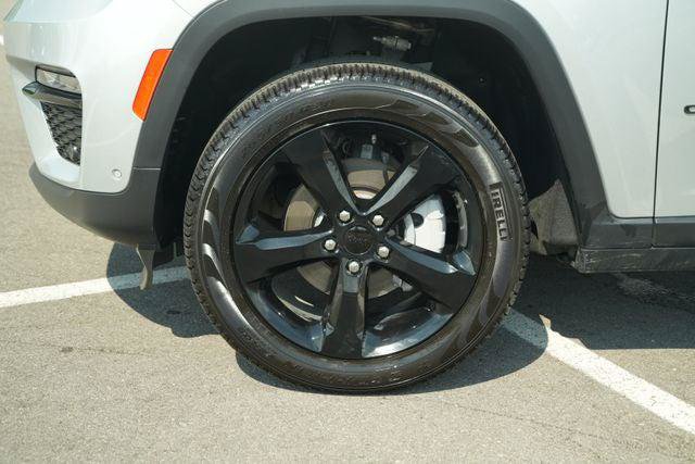 Certified 2025 Jeep Grand Cherokee Limited w/ Luxury Tech Group II AWD/4WD image 11