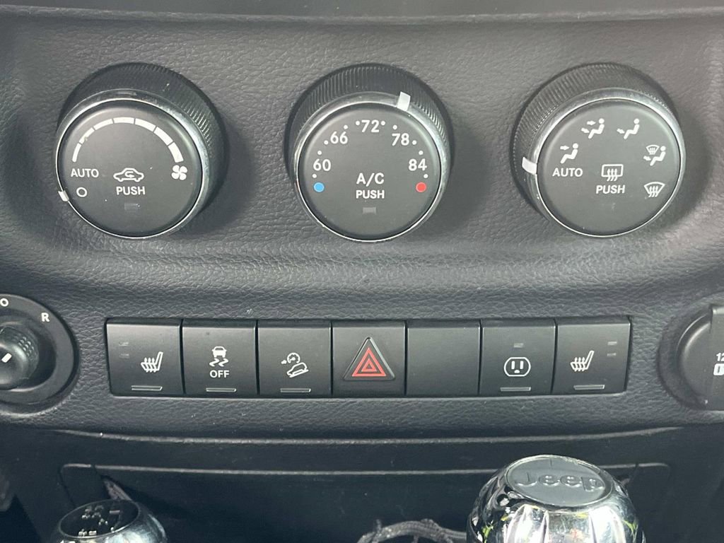 Used 2016 Jeep Wrangler Unlimited Rubicon image 14