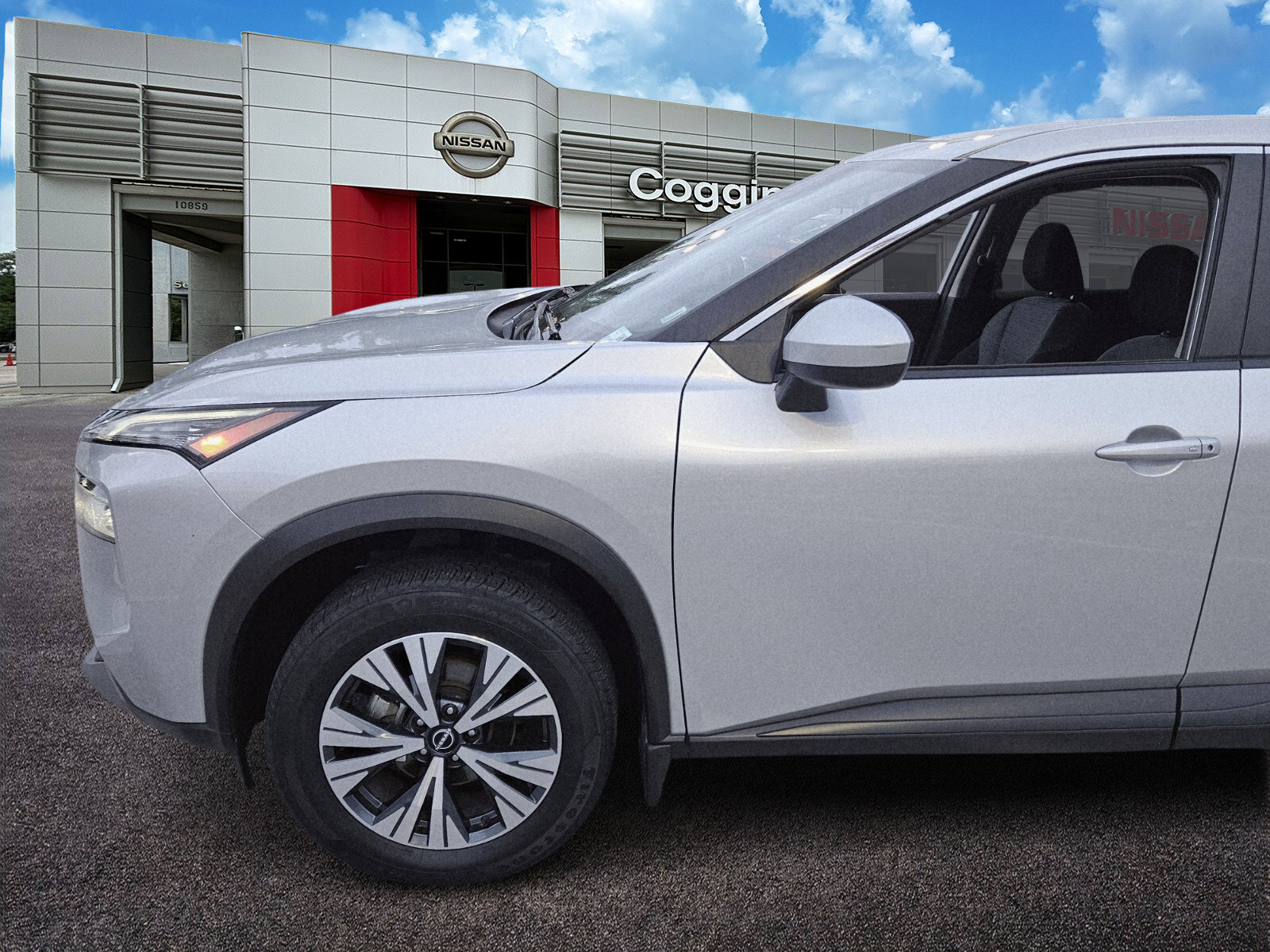 Used 2023 Nissan Rogue SV image 2