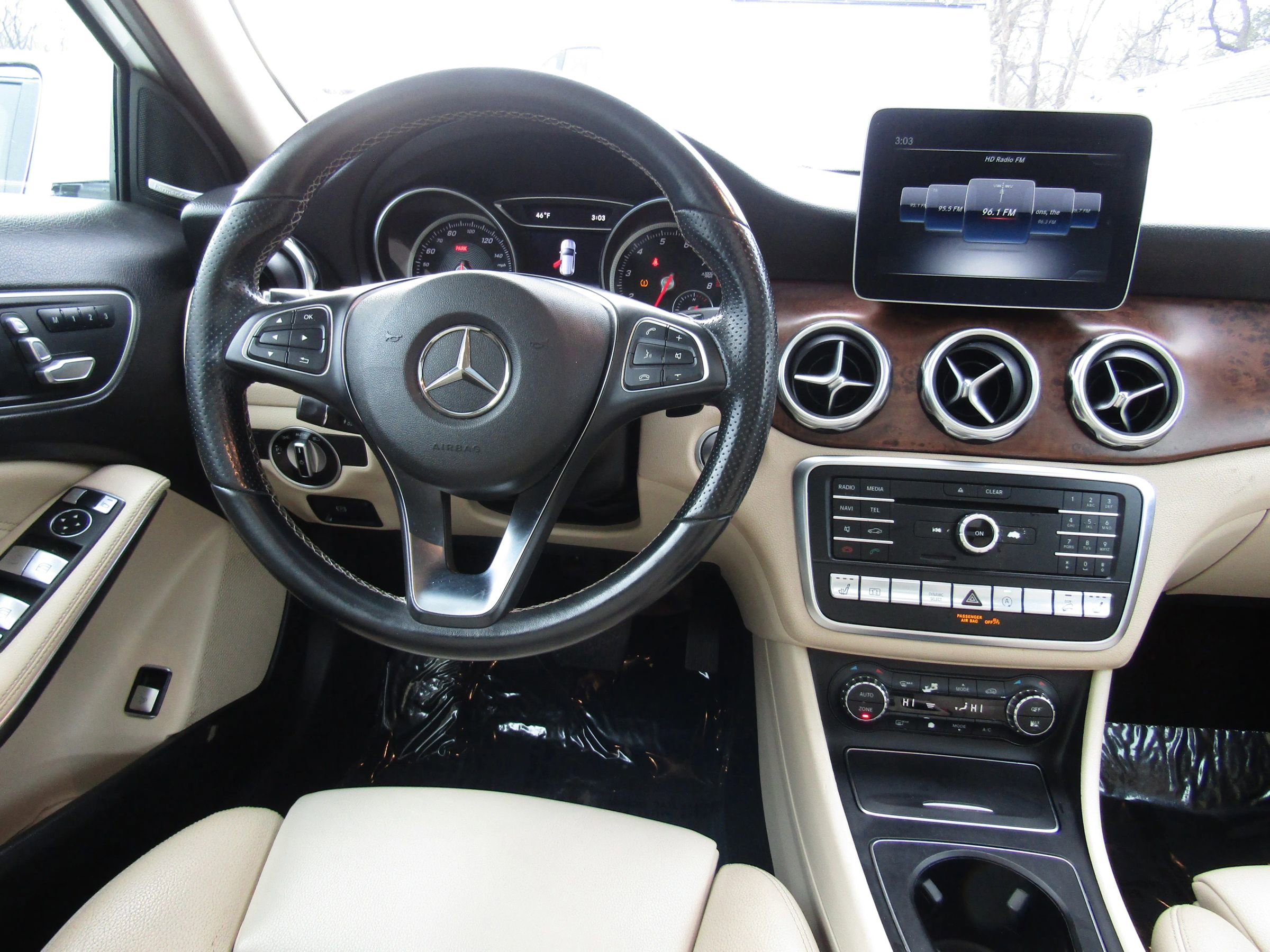 Used 2020 Mercedes-Benz GLA 250 4MATIC w/ Premium Package image 17