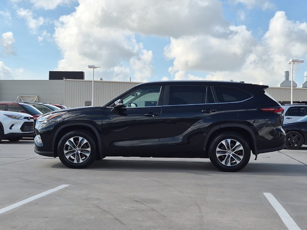 Used 2024 Toyota Highlander XLE AWD/4WD image 3