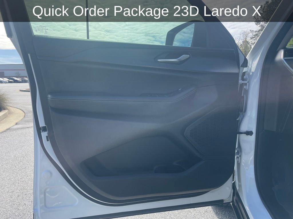 Used 2023 Jeep Grand Cherokee Laredo X image 12