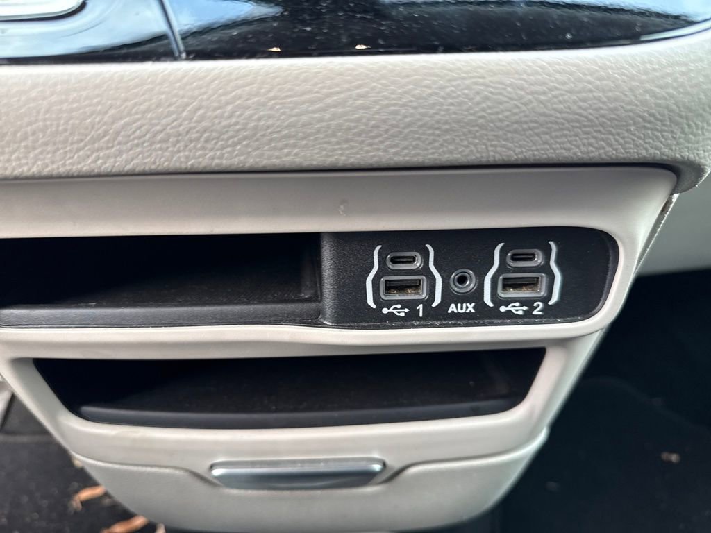 Used 2024 Chrysler Pacifica Touring-L image 46