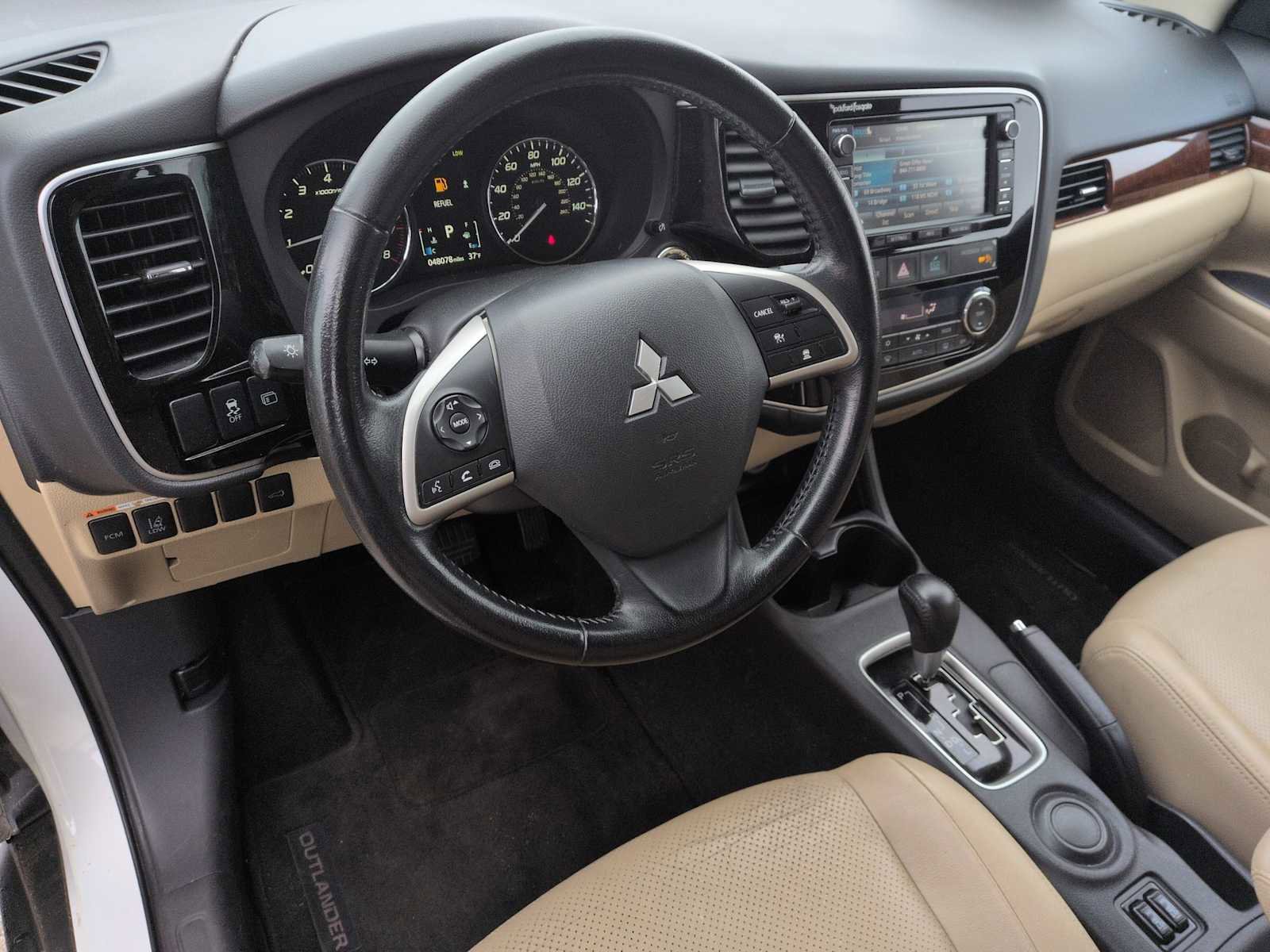 Used 2014 Mitsubishi Outlander SE image 2