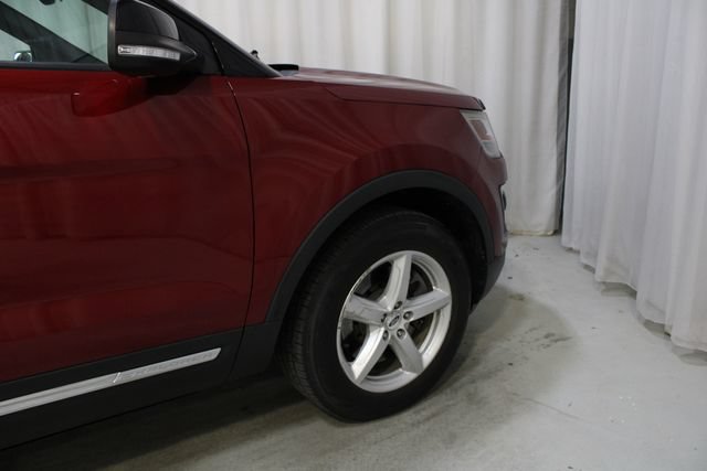 Used 2017 Ford Explorer XLT w/ Equipment Group 202A AWD/4WD image 28