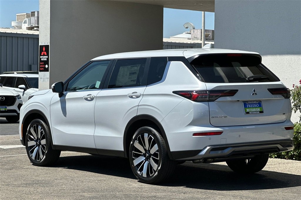 New 2025 Mitsubishi Outlander SE image 7