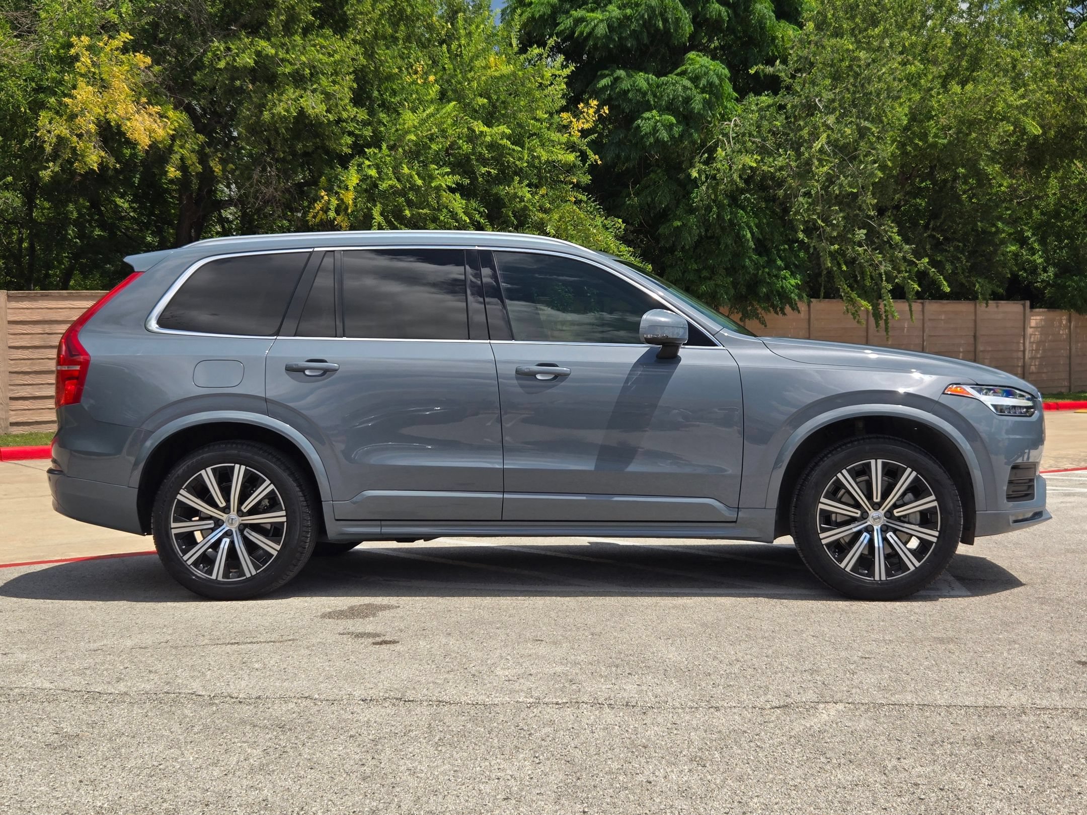Used 2023 Volvo XC90 B5 Core AWD/4WD image 2