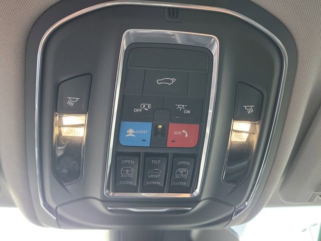 Used 2023 Jeep Grand Cherokee 4WD 4xe w/ Luxury Tech Group II image 31