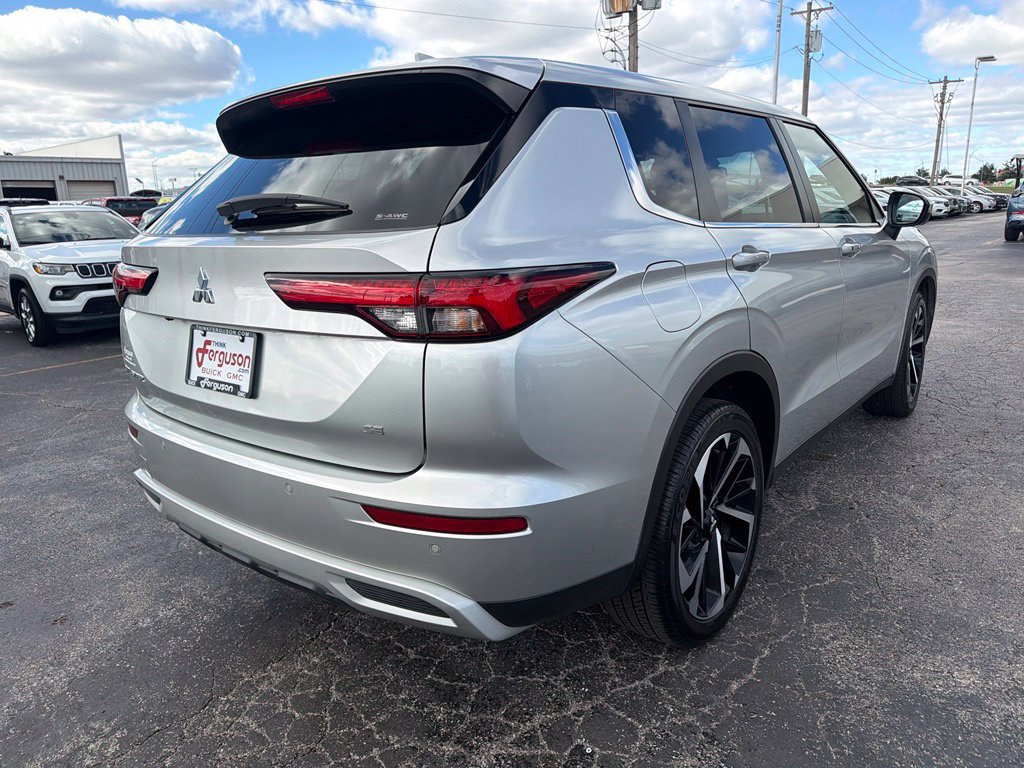 Used 2023 Mitsubishi Outlander SE AWD/4WD image 3