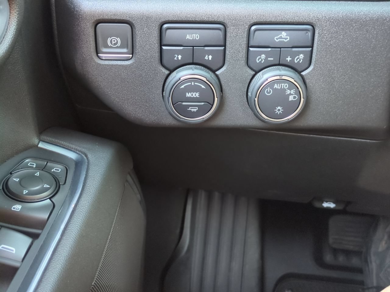 Used 2022 Chevrolet Silverado 1500 LT w/ Protection Package AWD/4WD image 18