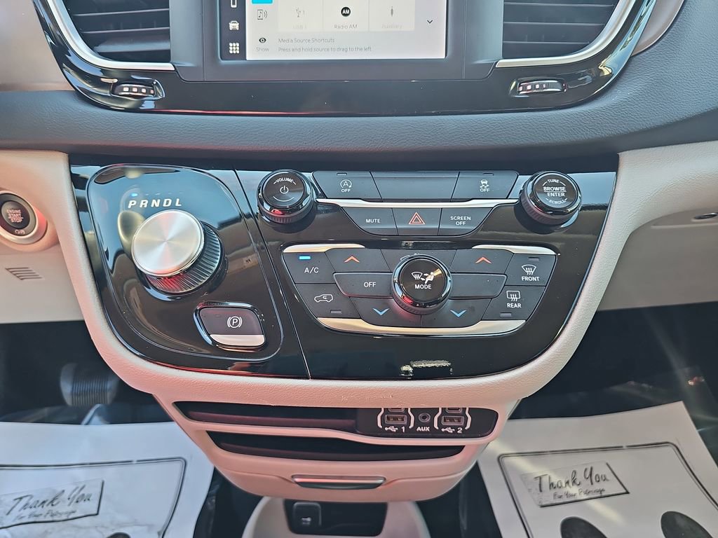 Used 2023 Chrysler Voyager LX image 28