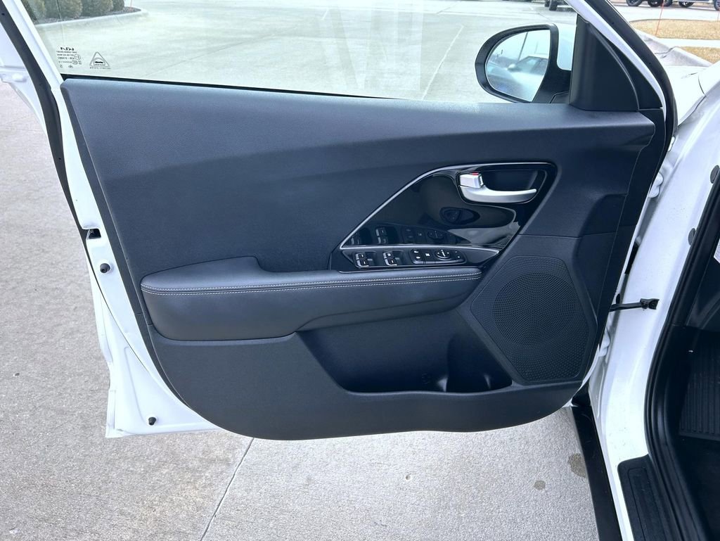 Used 2022 Kia Niro LXS image 10