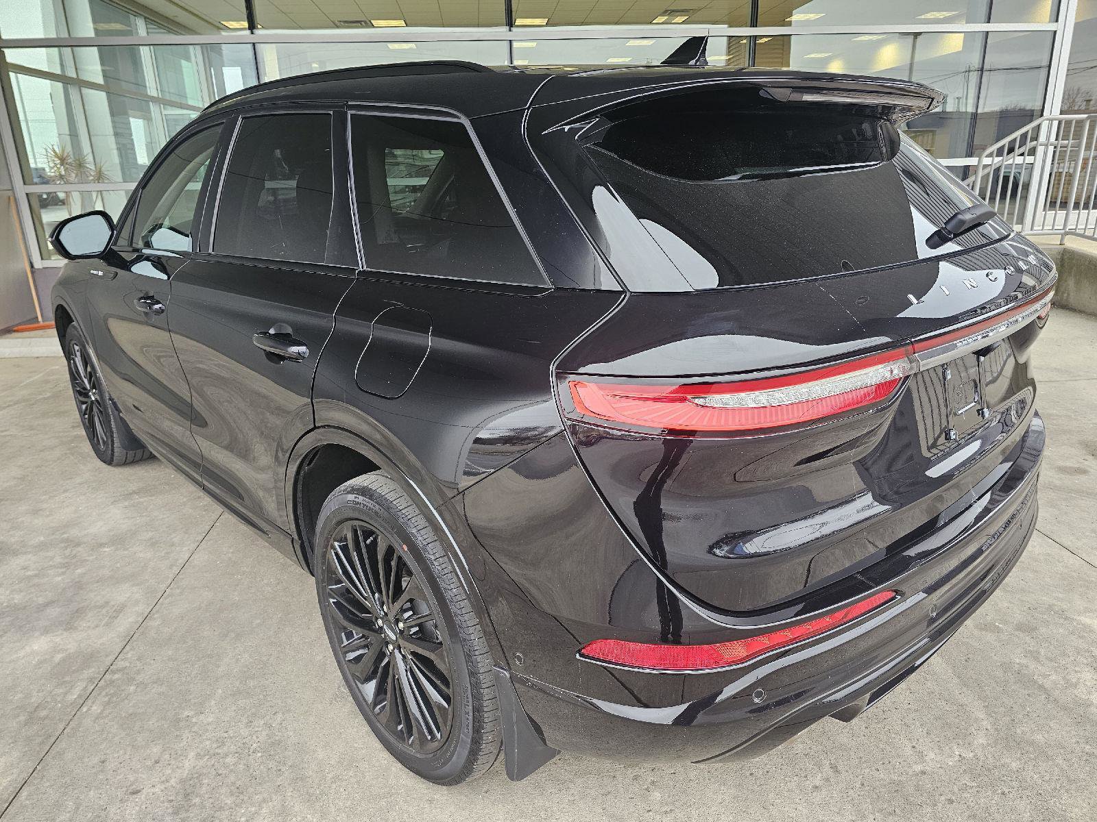 Used 2023 Lincoln Corsair Reserve w/ Equipment Group 202A image 3