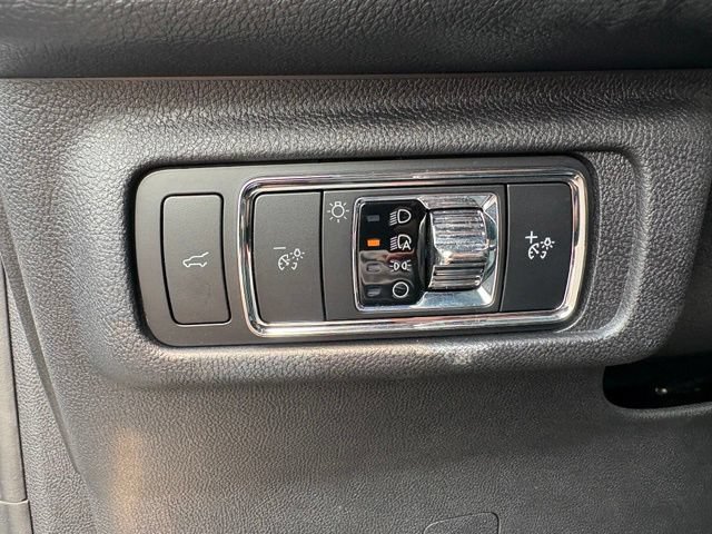 Used 2025 Lincoln Corsair AWD w/ Equipment Group 101A image 24