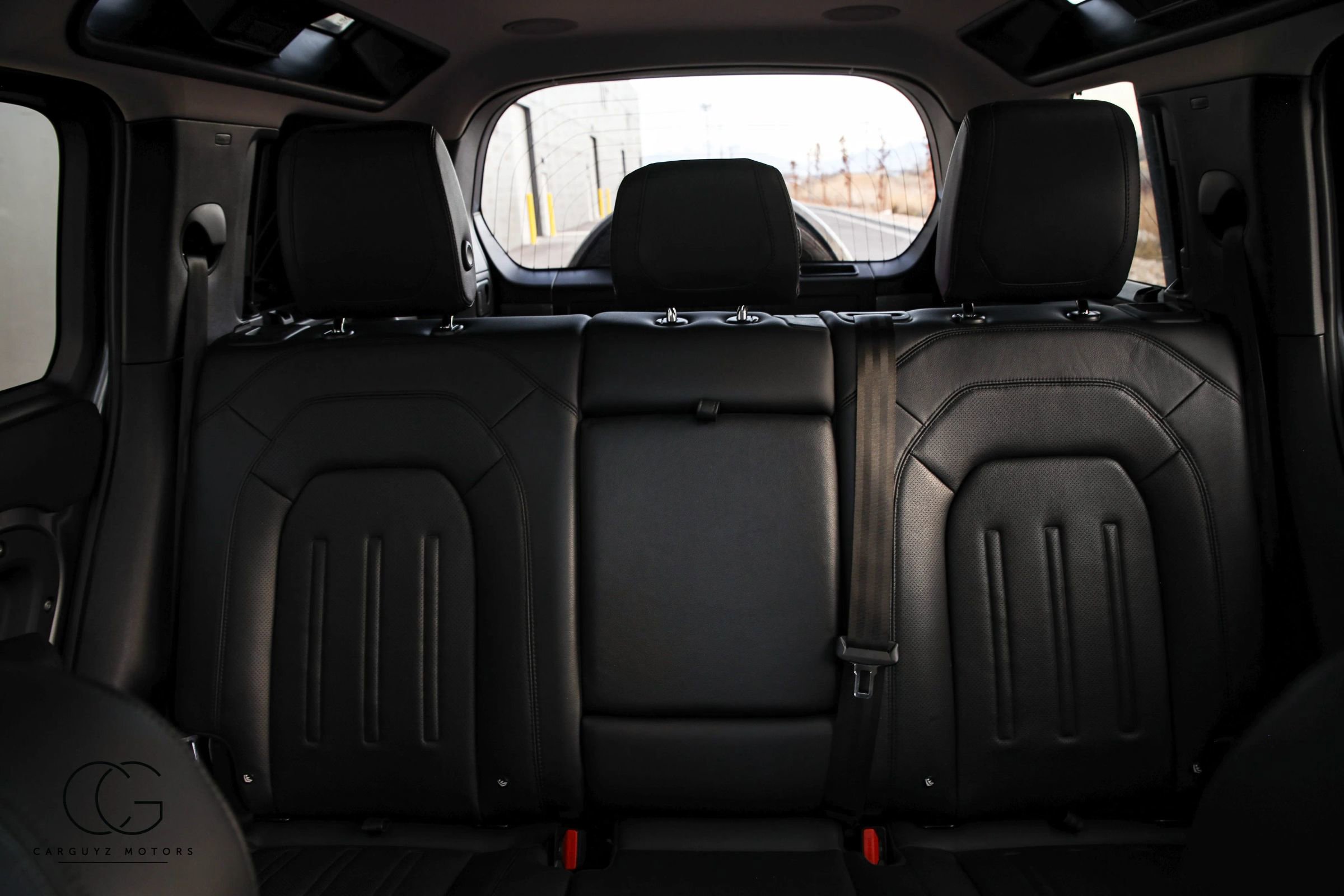 Used 2022 Land Rover Defender 110 SE image 11